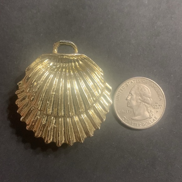 Gold Shell Pendant / scarf slide - Picture 4 of 4